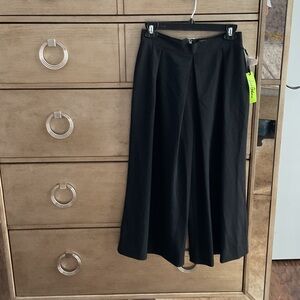 Black Wide-Leg crop Pants; size 4, new